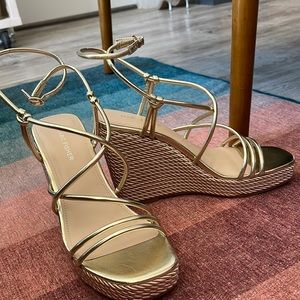 NWOT Marc Fisher scrappy gold platforms, size 9.5 M